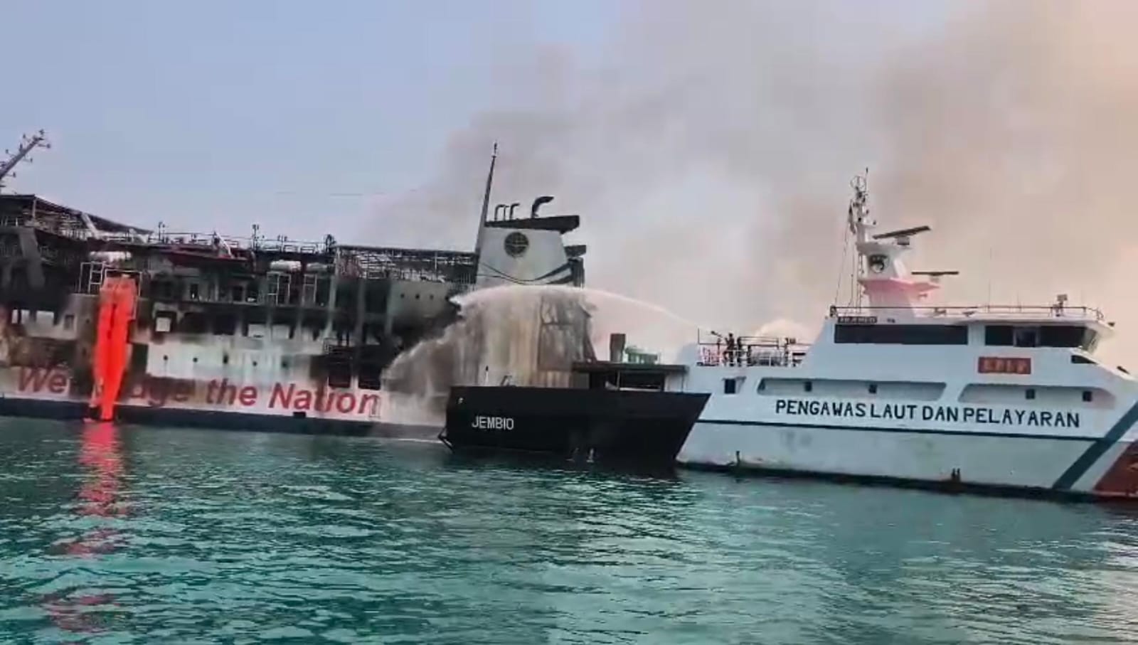 Pemadaman KMP Batumandi Tuntas, Kemenhub Kerahkan KN Trisula P.111 untuk Pendinginan